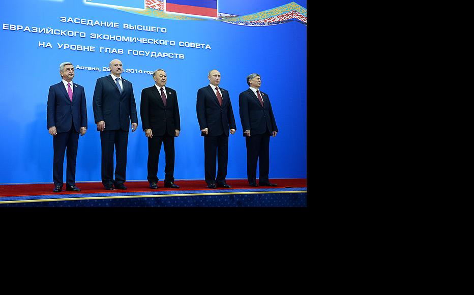 Kyrgyz president Almazbek Atambaev (right) with Nursultan Nazarbaev of Kazakstan, Russia‘s Vladimir Putin, Alexander Lukashenko of Belarus, and Armenian president Serzh Sargsyan at the Astana summit, May 29, 2014. (Photo: Armenian president‘s website)