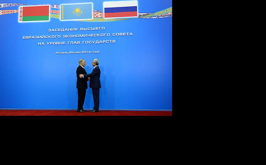 Armenian president Serzh Sargsyan (right) with his Kazak counterpart Nursultan Nazarbaev at the Astana summit, May 29, 2014. (Photo: Armenian president&#039;s website)