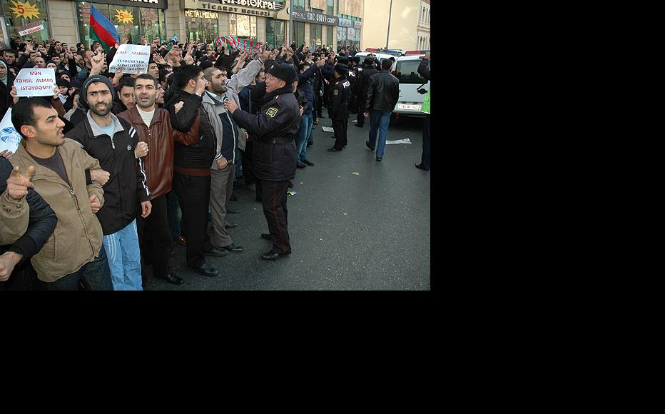 Protest over hijab ban in Azerbaijan’s state schools, held in Baku on December 10. The placard on the left says "I want to study". (Photo: Turkhan Kerimov)