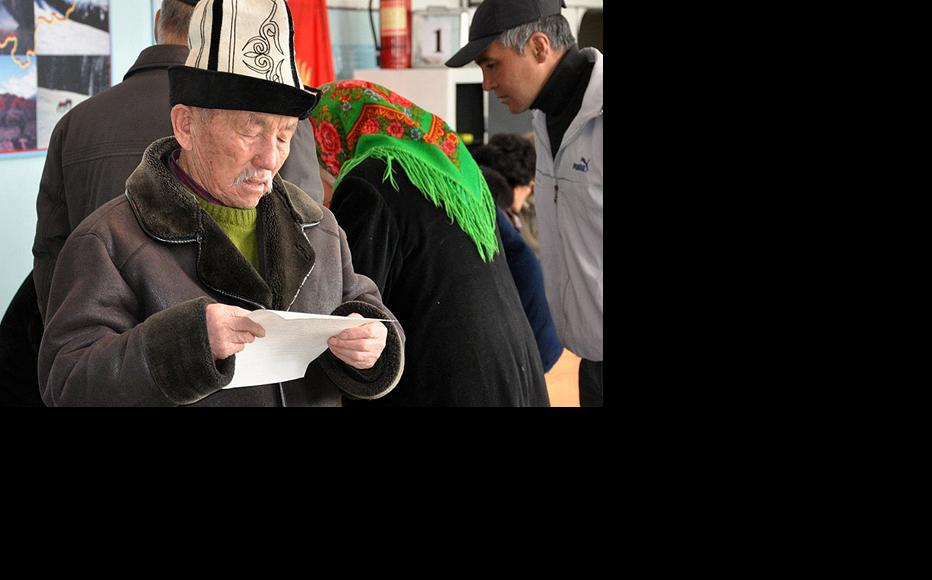 A voter in Balykchi during local elections held in March 2012. (Photo: Zamandash website)