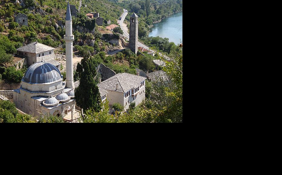 A mosque and a church in Pocitelj, Bosnia and Herzegovina. (Photo: Simon Jennings/IWPR)