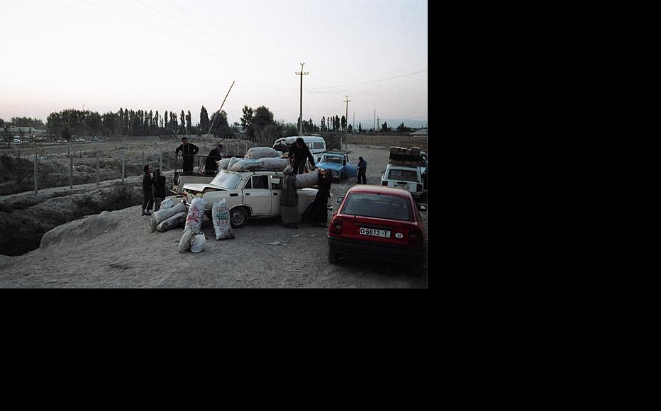 Traders at an unofficial border crossing on the Kyrgyz-Uzbek frontier, 2007. (Photo: Ulugbek Babakulov)