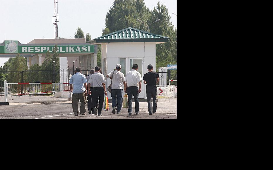 Crossing-point between Uzbekistan and Tajikistan. (Photo: Nozim Kalandarov) 