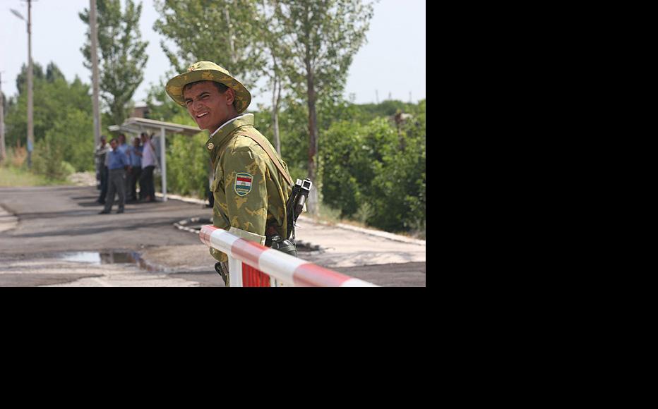 A Tajik border guard. (Photo: Nozim Kalandarov)