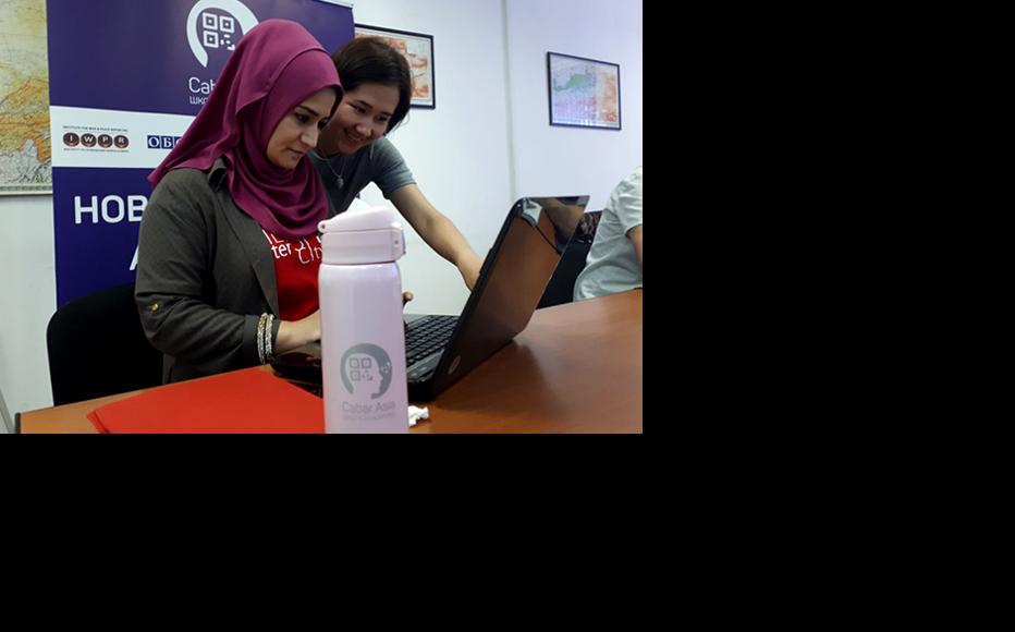 Mijgona Halimova (left), a journalist from Tajikstan and Altynai Mambetova, data journalism trainer. (Photo: CABAR)