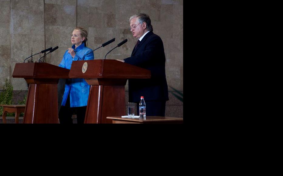 US Secretary of State Hillary Clinton and Armenian foreign minister Eduard Nalbandyan at a press conference in Yerevan. (Photo: US embassy in Yerevan)