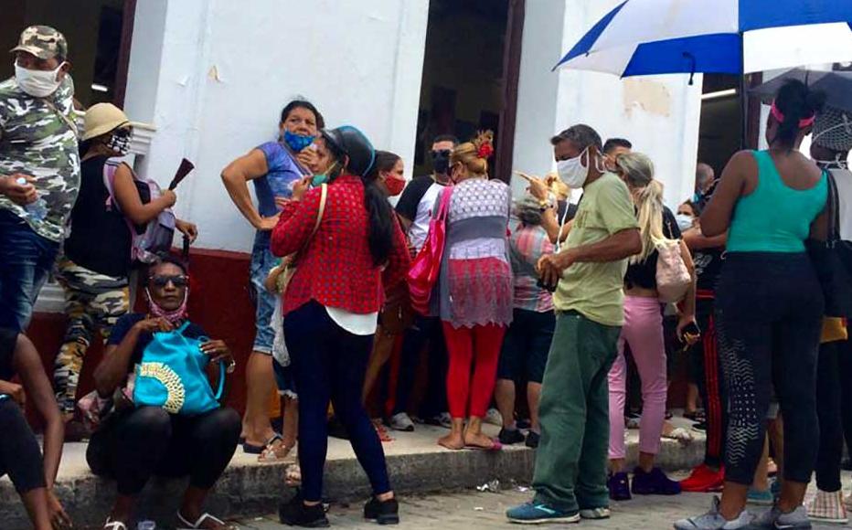 Since the arrival of the pandemic in Cuba, the country has been experiencing a worsening shortage of basic products, which translates into longer queues than usual. Since the arrival of the pandemic in Cuba, the country has been experiencing a worsening shortage of basic products, which translates into longer queues than usual.