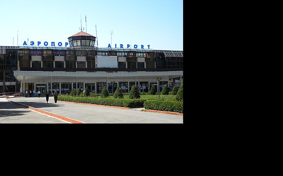 Dushanbe airport, where one HIV expert would like to see screening for returning migrants. (Photo: Galim Faskhutdinov)