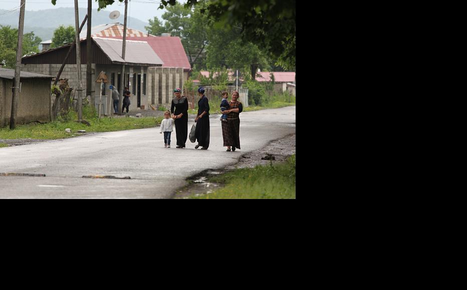 Mothers and children in Duisi. (Photo: IWPR)