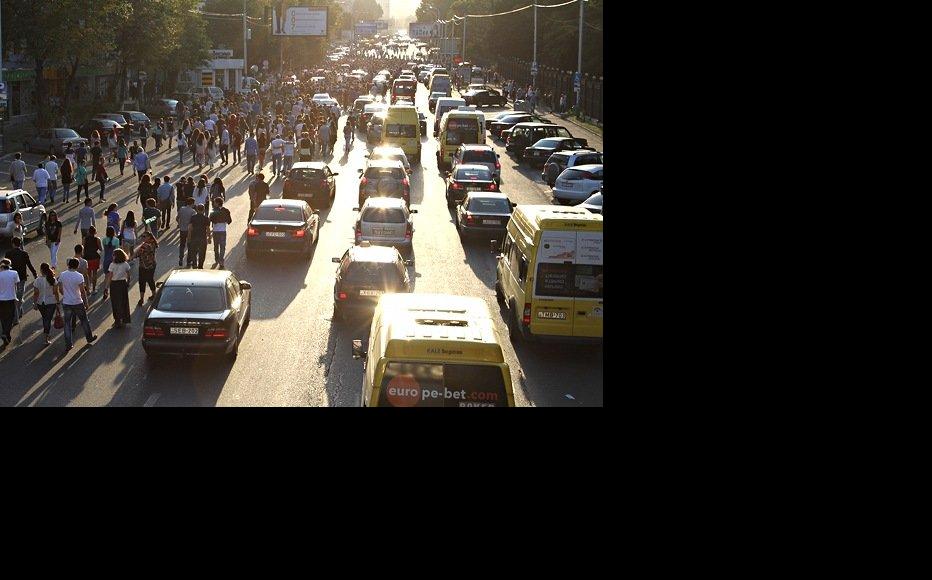 Protesters stream through Tbilisi in September 2012 after TV showed video of prison abuses. (Photo: Tinatin Lataria)