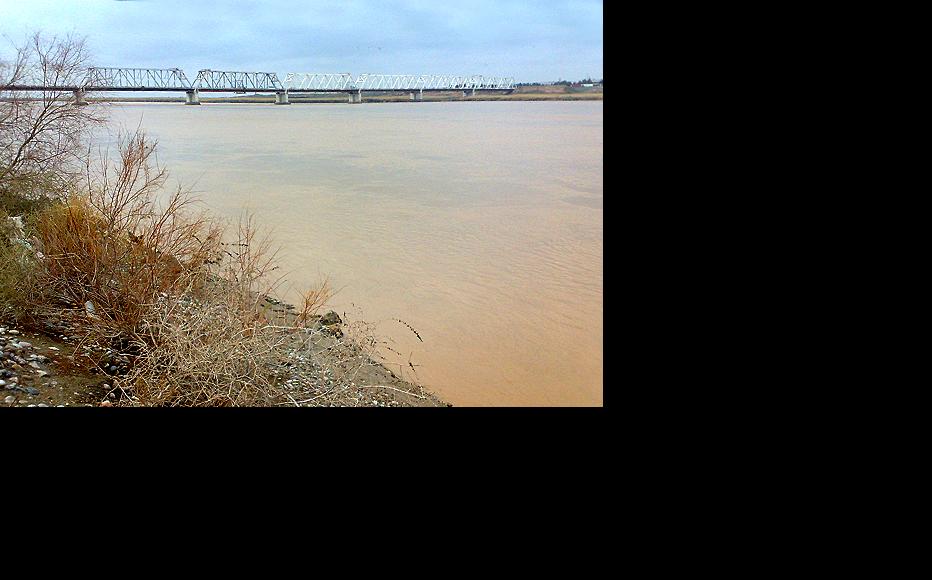 Bridge connecting Afghan border town of Hairatan with Uzbekistan. (Photo: Qayum Babak)