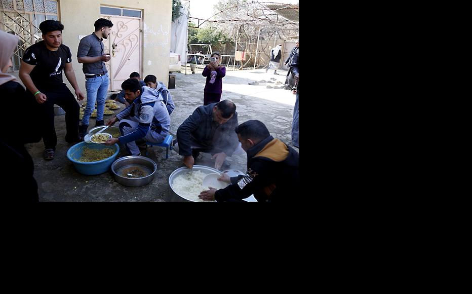 Al-Salamiya residents preparing lunch for the event. (Photo: IWPR)