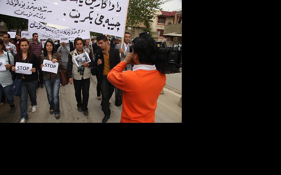 Metro Centre to Defend Journalists coordinator Rahman Gharib (centre) leads a demonstration of 60 journalists on April 22 to protest over an upsurge in violence against the press. (Photo: Haidar Omar)