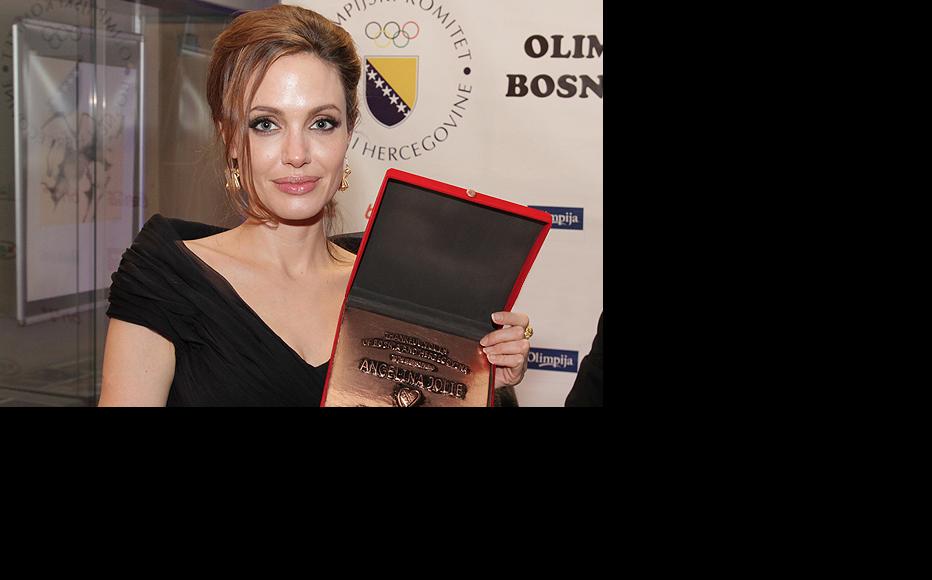 Following the Sarajevo premiere of her movie "In the Land of Blood and Honey", Angelina Jolie received a friendship plaque form the Youth of Bosnia and Herzegovina. (Photo: Sarajevo Film Festival)