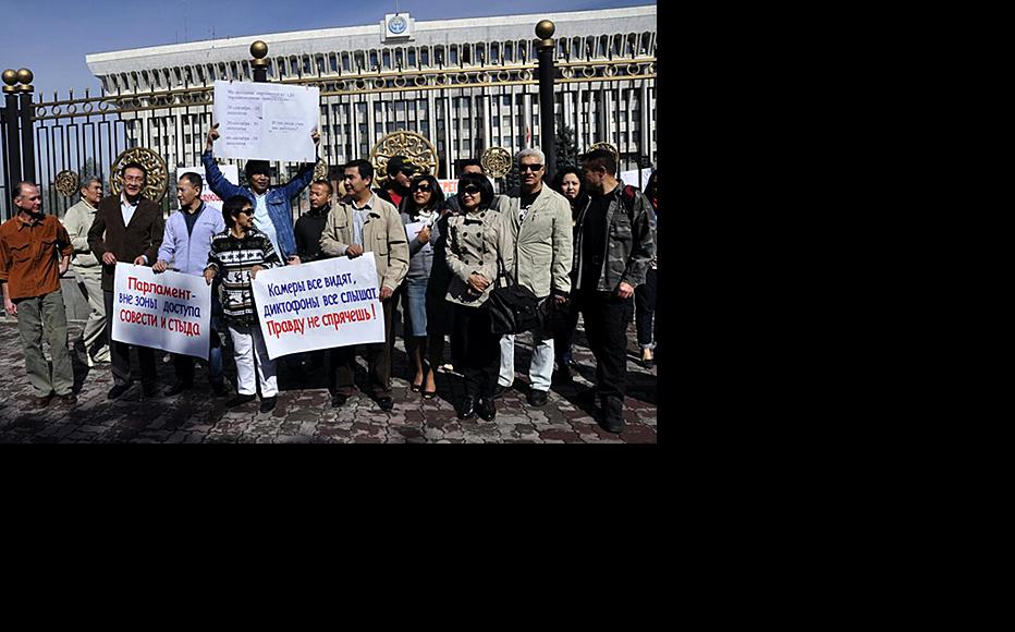 Journalists protest outside Kyrgyz parliament, October 1, 2012. (Photo: Grigory Mikhailov)