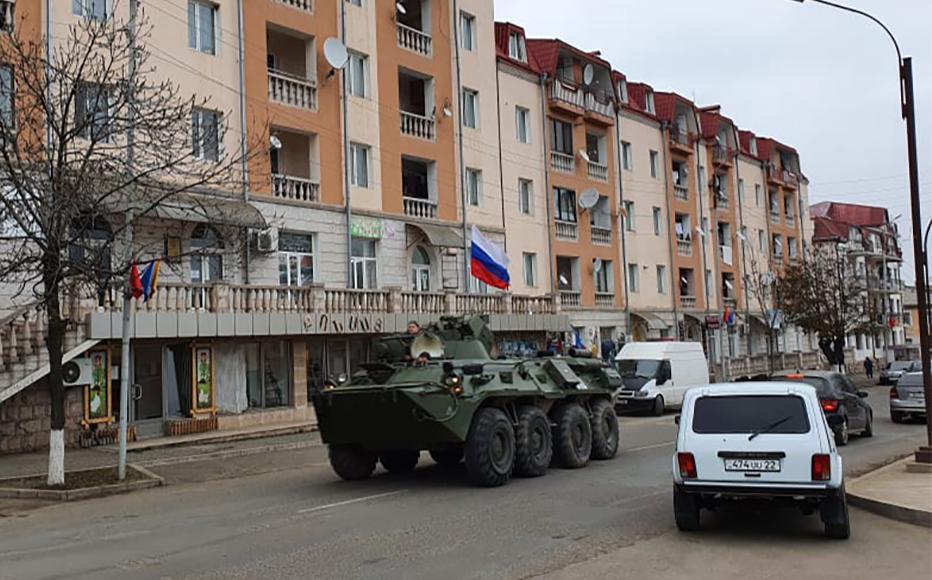 A russian peacekeepers' convoy rolls through the streets of Stepanakert. (Photo: Arshaluis Mghdesyan)