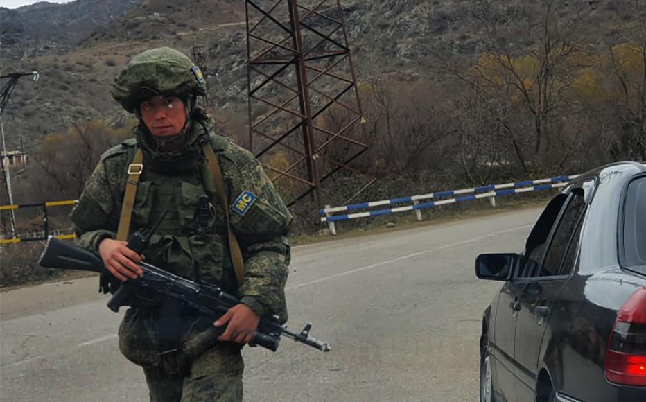 A russian peacekeepers stops cars to record how many people are returning to Karabakh. (Photo: Arshaluis Mghdesyan)