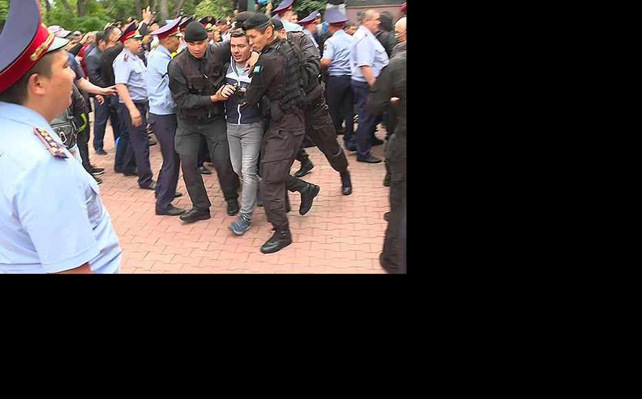 Detention of journalist in one of the protests in Almaty city. (Photo: RFE/RL's Kazak service)