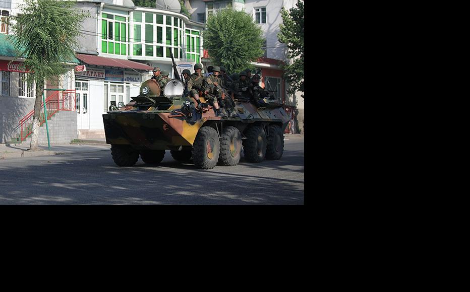 Kyrgyz security services move in to restore a degree of order. The vehicle’s camouflage was never intended for an urban setting like this. (Photo: Inga Sikorskaya)