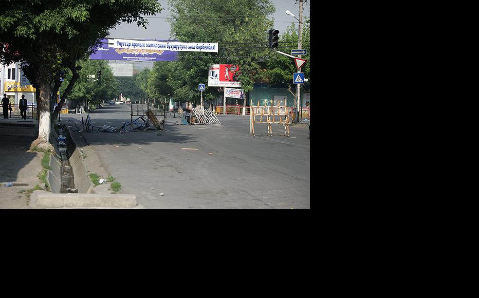 Makeshift barricades create divisions all across town. Hanging forlornly above is a banner left over from Victory Day in May, calling for friendship between nations. (Photo: Inga Sikorskaya)