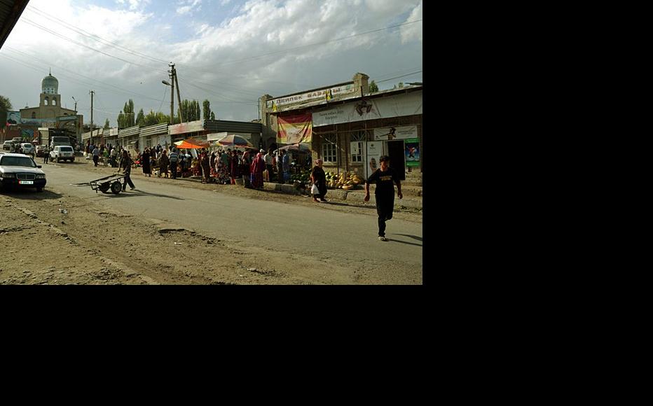 A handful of young men have left Batken province in southern Kyrgyzstan in the hope of joining the Syrian rebels. This is Isfana, in the same province. (Photo: Nataev/Wikimedia)