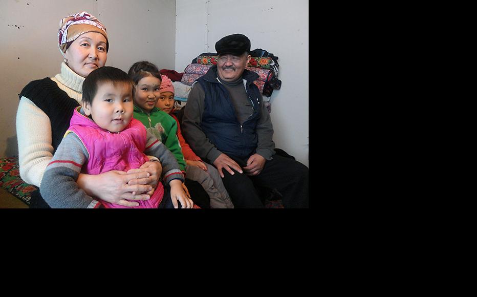 Bubusaira Samatova with her husband Myktybek and their three grandchildren. (Photo: Timur Toktonaliev)