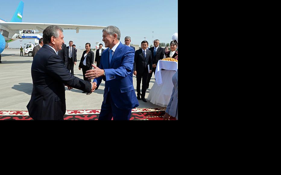 Kyrgyz President Almazbek Atambaev (left) greets his Uzbek counterpart Shavkat Mirziyoe. (Photo: Press Service of the President of the Kyrgyz Republic)