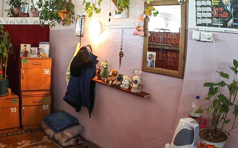 One can see photos of relatives and loved ones at each living space. One can see photos of relatives and loved ones at each living space.
