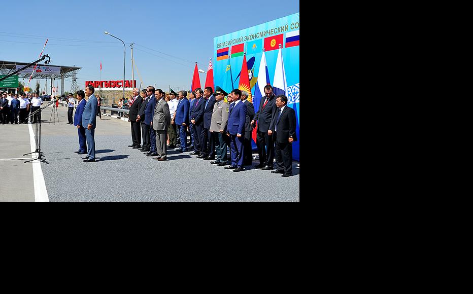 Ceremony to mark the official ending of customs procedures on the Kyrgyz-Kazakh border, August 12, 2015. (Photo: Kyrgyz government website)