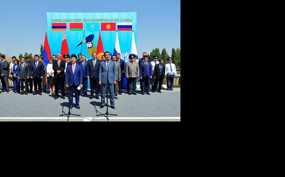 Kyrgyz prime minister Temir Sariev (right) with Kazak deputy prime minister Bakytjan Sagintaev at the ceremony marking the official end of customs procedures, August 12, 2015. (Photo: Kyrgyz government website)