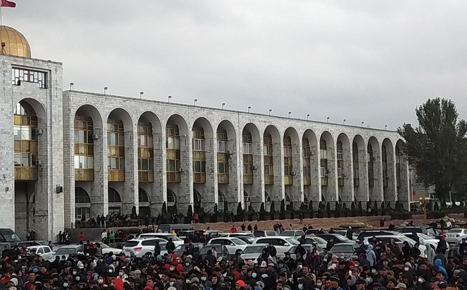 Large crowds of protesters gathered in Ala-Too square.