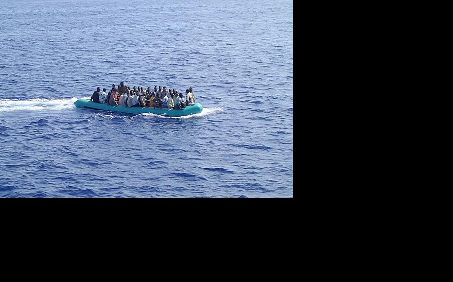 A boat carrying migrants heads for Lampedusa. (Photo: Micniosi/Wikimedia)