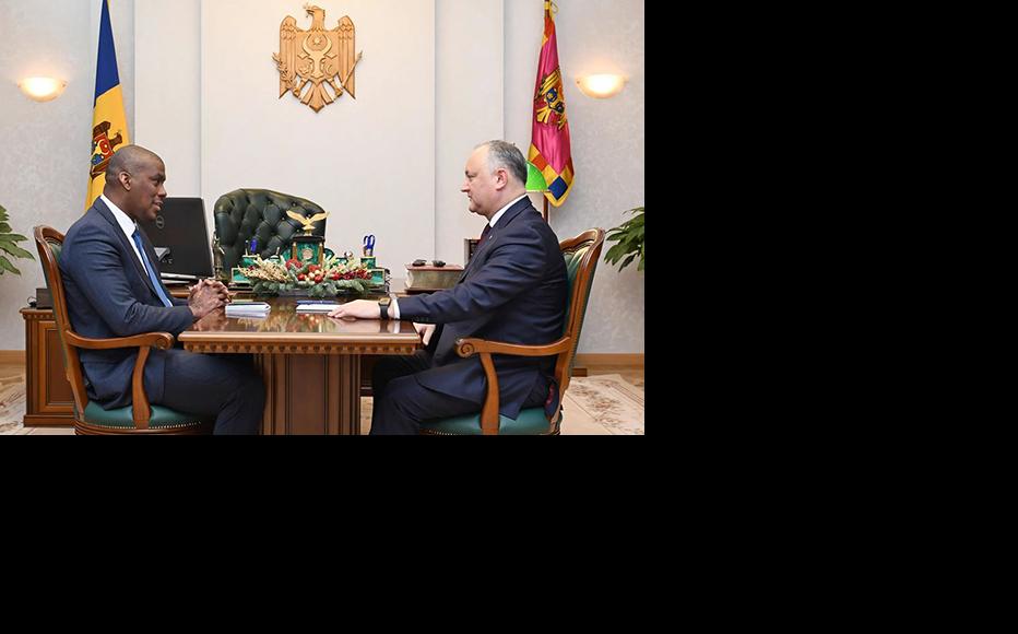 The US ambassador to Chisinau, Dereck Hogan (L) and the Moldovan president Igor Dodon (R) met for talks on December 4, 2019. (Photo: Moldovan Presidency)