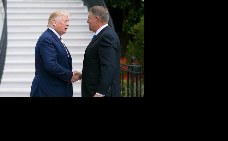 The US president Donald Trump (L) welcomes his Romanian counterpart, Klaus Iohannis (R), to the White House on August 20, 2019. (Photo: Romanian Presidency)