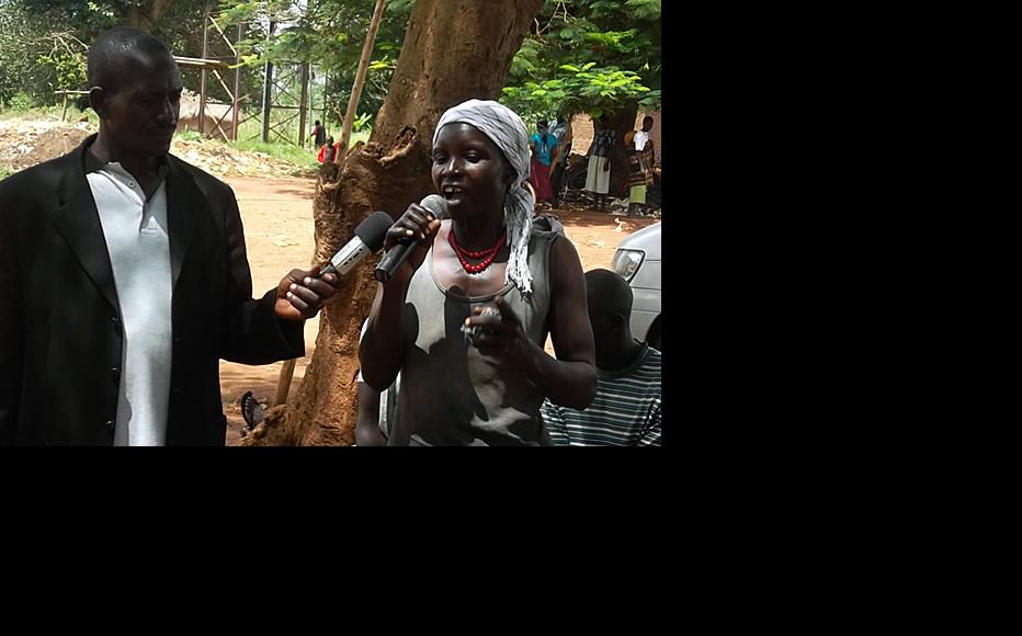 Radio phone-ins about the meetings widen audience participation. (Photo: IWPR)