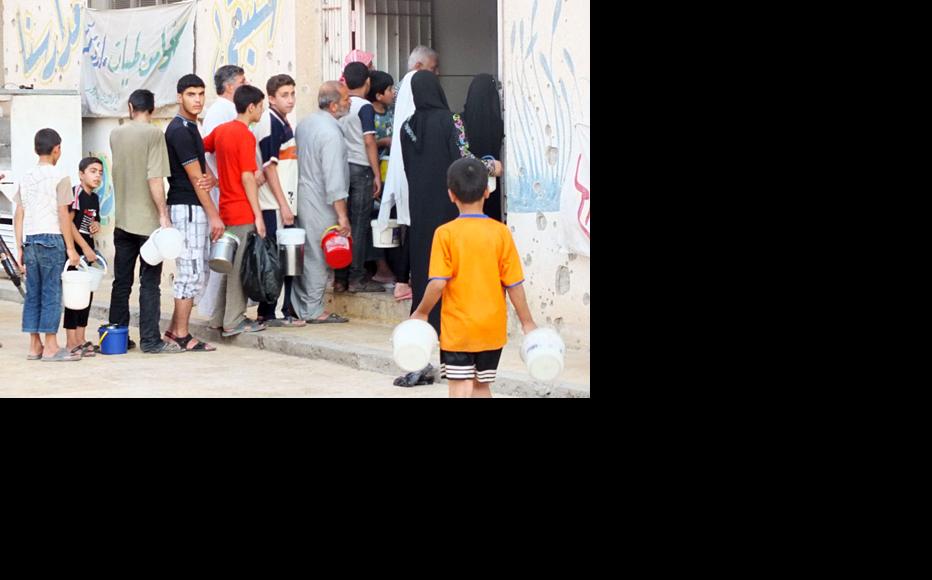 People queuing to receive food. (Photo: Yaman Assi)