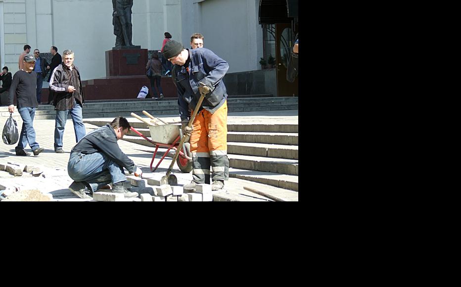 Many Tajiks and other Central Asians work in the building industry in Russia. (Photo: Zarina Khushvaqt)