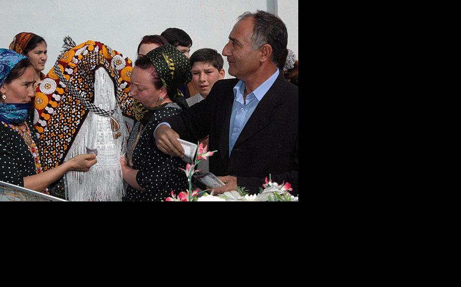 Bride in traditional Turkmen dress. (Photo: IWPR)