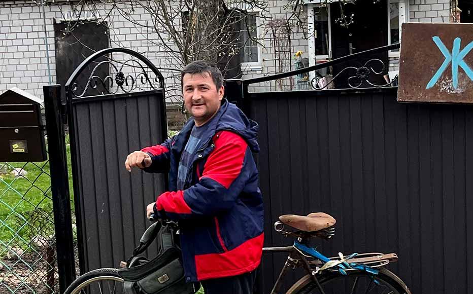 Ihor Denysiuk, a builder and beekeeper in the village of Zirka.