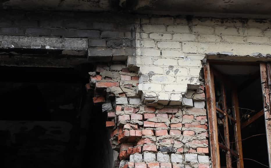 An abandoned apartment building destroyed by heavy shelling in Pisky, Donetsk region. (December 15, 2021) An abandoned apartment building destroyed by heavy shelling in Pisky, Donetsk region. (December 15, 2021)