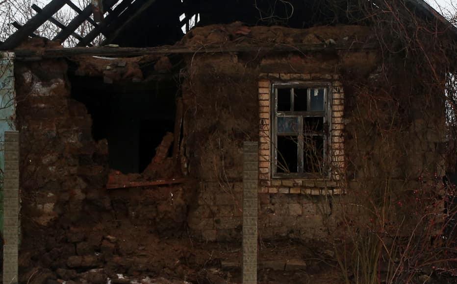 A damaged and abandoned private house in the outskirts of Avdiivka. (February 3, 2022)