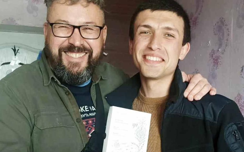 Greeks and language activists are currently publishing all books only through their own resources. In the photo, Oleksandr Rybalko and Mykola Akhbash.