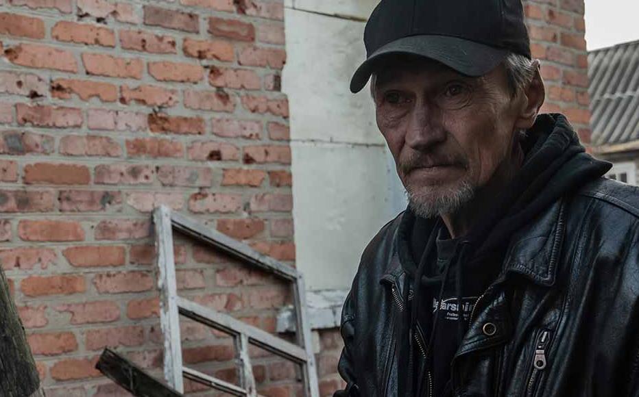 Viktor Sytnyk near his house in Izyum. On May 21, a rocket fell in their yard, shattering the window in his mother Natalia’s room. She died from her injuries. Viktor Sytnyk near his house in Izyum. On May 21, a rocket fell in their yard, shattering the window in his mother Natalia’s room. She died from her injuries.