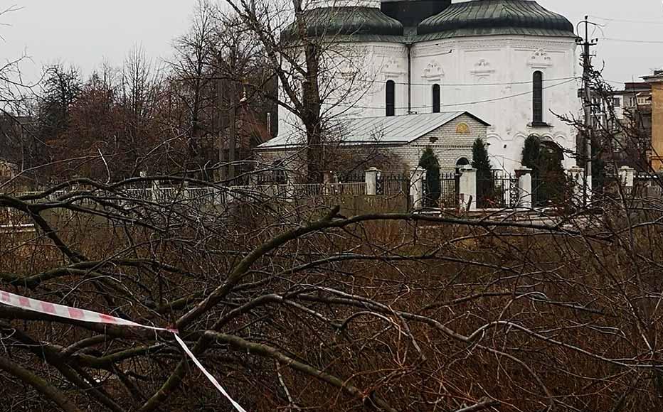 A large sign indicates the possible presence of mines in an area outside the hospital in Izyum hospital. In Ukraine, entire regions have been contaminated with Russian mines.