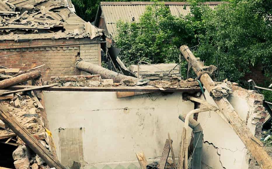 A private house destroyed by an artillery shell in the village of Mykolaivka, Donetsk region.