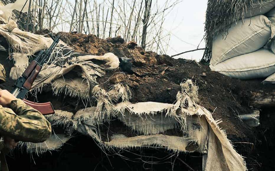 Ukrainian soldiers fight near the village of Zolote, Lugansk region. Ukrainian soldiers fight near the village of Zolote, Lugansk region.