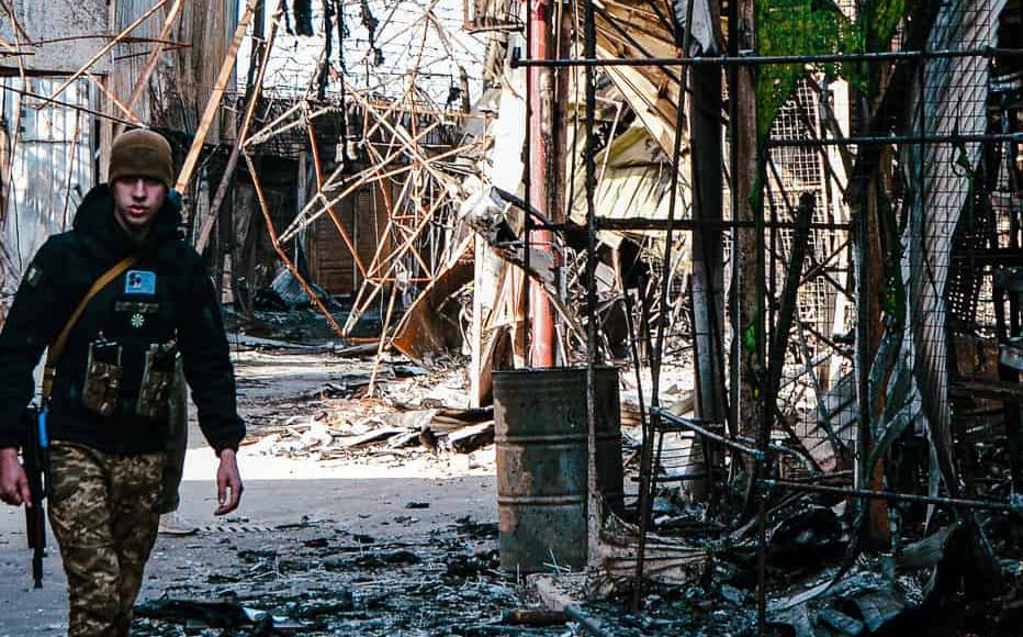 Saltivka resident shows a soldier the most damaged places in Barabasovo market. (April 2022) Saltivka resident shows a soldier the most damaged places in Barabasovo market. (April 2022)