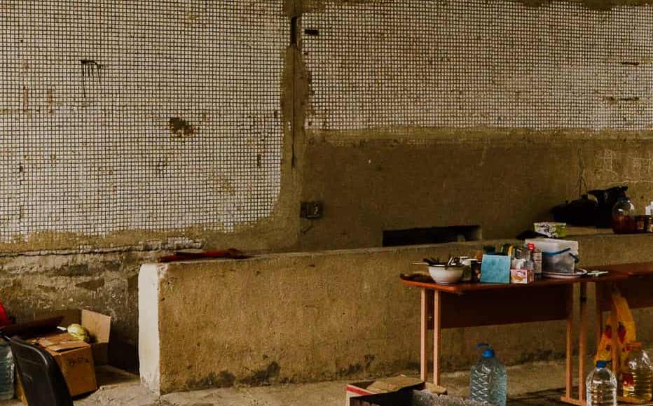 A room in the half-destroyed School 172 is used as a communal kitchen with an open fire. (April 2022) A room in the half-destroyed School 172 is used as a communal kitchen with an open fire. (April 2022)
