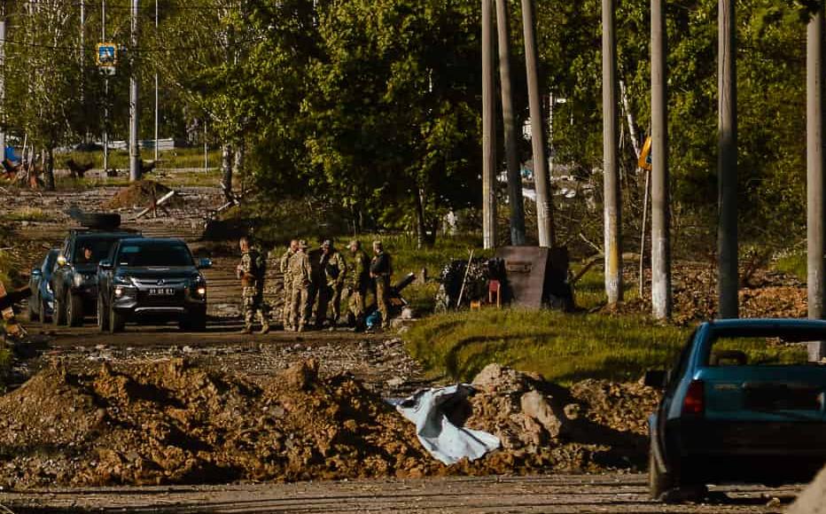 A Ukrainian army checkpoint during a demining operation in northern Saltivka. Mines as well as remnants of rockets, abandoned military vehicles and also widely banned cluster munitions are all across the district. (May 2022)