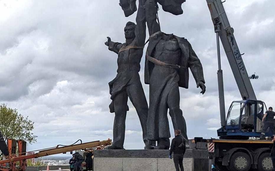 Dismantling of the Russia-Ukrainian friendship monument in Kyiv. Dismantling of the Russia-Ukrainian friendship monument in Kyiv.